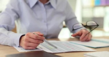 Kalem ve muhasebede muhasebeci elleri. Mali gelir ve giderlerin denetimi