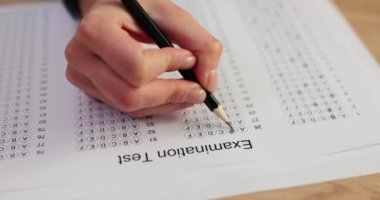 Öğrenci alıştırmalarda ve sınav kağıtlarında sınav sorularını kalemle doldurur. Standart testler için cevap sayfası dolduruluyor ve daireleri doğru cevaplarla işaretleniyor