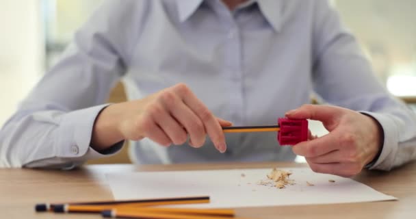 Secretário Gerente Senta Mesa Com Lápis Apontador Mãos Femininas Giram — Vídeo de Stock