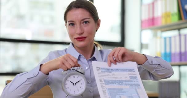 Agent Het Bezit Van Formulier 1040 Inkomstenbelasting Aangifte Wekker Tijd — Stockvideo