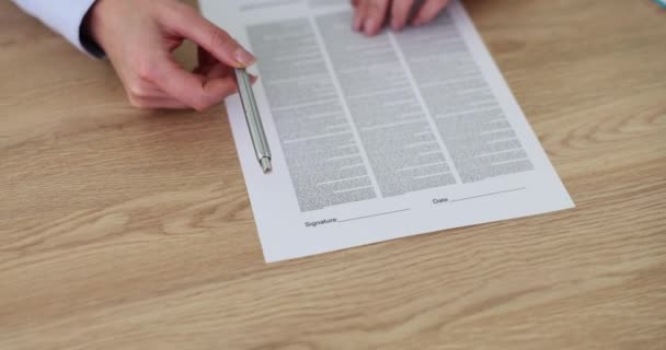 Ajan Imzalaması Için Müvekkil Çalışana Kontrat Verir Bir Anlaşması Imzalıyorum — Stok video