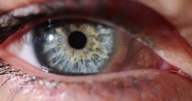 Kapalı makro mavi gözler insan iris doğal güzelliğini açıyor. Uzaklık, miyop ve lazer görme düzeltmesi.