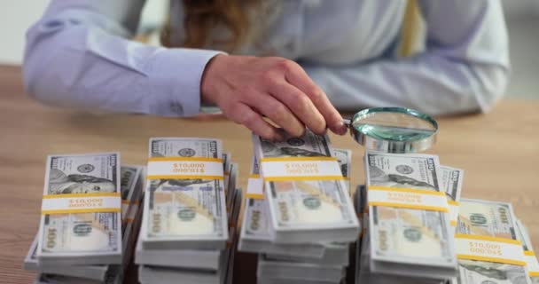 Szef Trzyma Szkło Powiększające Stosy Banknotów 100 Dolarowych Znalezienie Rozwiązań — Wideo stockowe