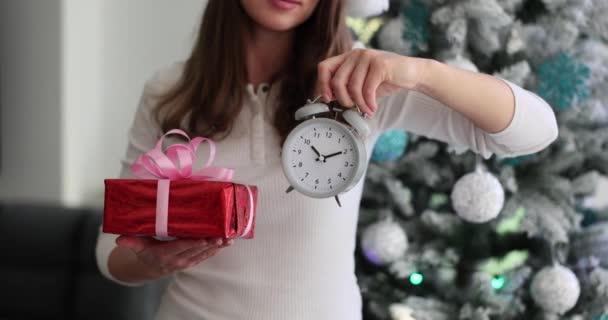 Γυναίκα Αγοραστής Κρατώντας Κουτί Δώρου Και Ξυπνητήρι Χριστουγεννιάτικες Πωλήσεις Και — Αρχείο Βίντεο