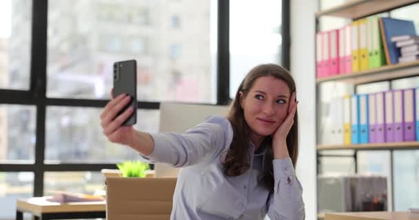 Jeune Belle Femme Affaires Prend Selfie Sur Smartphone Travaillant Dans — Video