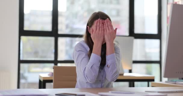 Mladá Kancelářská Žena Skrývající Tvář Rukama Emoce Nejistoty Pracovišti — Stock video