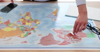 Oyuncak uçak dünya haritasının arka planına karşı. Uçak biletlerinin nakliyesi ve satışı