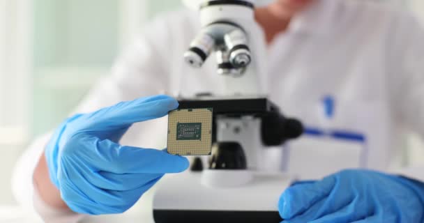 电子科学家用显微镜研究微晶片 微晶片研究人员 — 图库视频影像