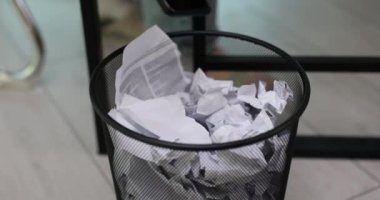 Akıllı telefon çöp öğütme ve geri dönüşüm için çöpe atılır. Telefonunuzu geri dönüştürme kuralı