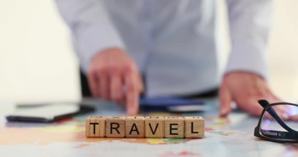 Menina Viajante Mostra Ponto Mapa Viagem Planejada Planejamento Viagens Aventura — Vídeo de Stock