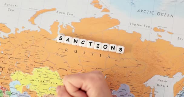 Världskarta Över Ryssland Med Inskription Sanktioner Begreppet Ekonomiska Sanktioner Geopolitik — Stockvideo