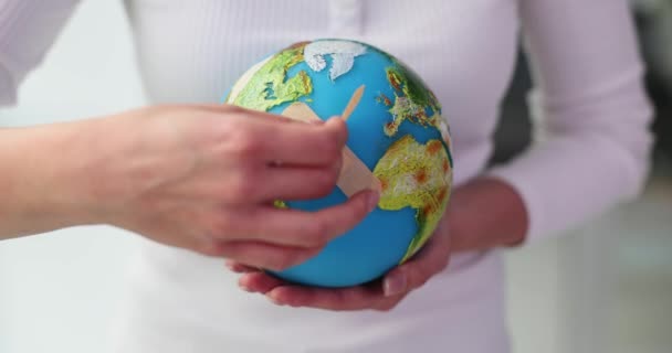 Frau Hält Globus Des Planeten Erde Mit Klebepflaster Viren Und — Stockvideo