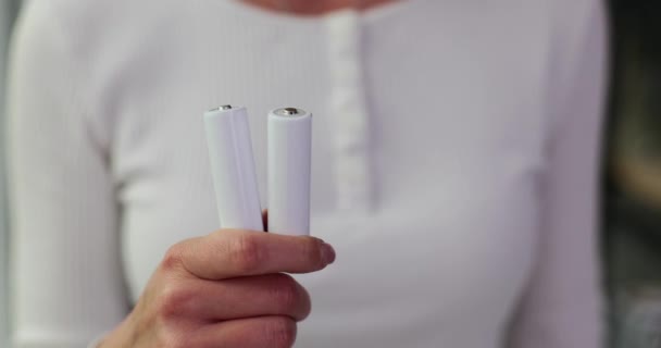 Kadın Eli Beyaz Bataryaları Tutuyor Kaliteli Piller Seçiliyor — Stok video