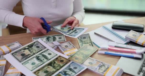 Frau Schneidet Hundert Dollar Scheine Aus Papier Falschgeld Konzept — Stockvideo