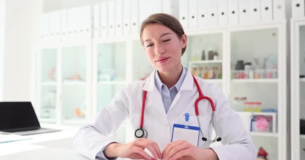 Kvinnlig Läkare Visar Tecken Eller Gest Hjärtlig Kärlek Kardiolog Visar — Stockvideo