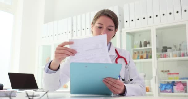 Kobieta Lekarz Czyta Dokumenty Klinice Miejscu Pracy Wykaz Diagnostyki Leczenia — Wideo stockowe