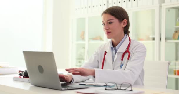 Sanità Telemedicina Dottore Femminile Professionale Lavora Tavolo Studio Medico Computer — Video Stock
