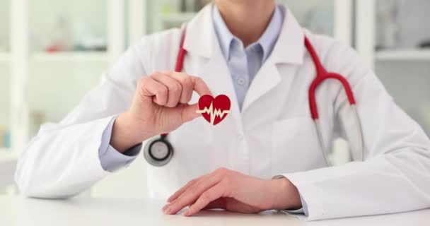 Kardiyolog Kırmızı Kalbi Yakın Mesafeden Tutuyor Doktor Kalp Sembolü Kalp — Stok video