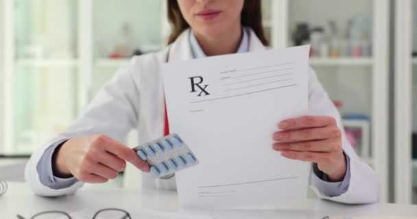 Farmacéutico Tiene Papel Prescripción Pastillas Médicas Las Manos Dosis Correcta — Vídeo de stock