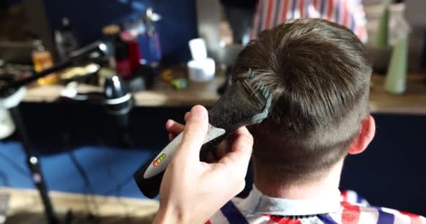 Männliche Klient Bekommt Haarschnitt Und Die Hände Des Friseurs Mit — Stockvideo