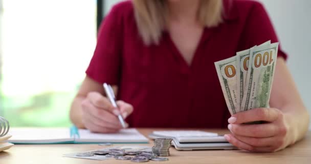 Женщина Считает Доллары Заполняет Налоговую Форму Менеджер Рассчитывает Расходы Пишет — стоковое видео