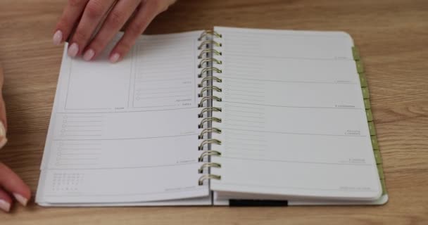 女性的手在桌上的空白记事本上打转 办公和规划待办事项清单和会议的概念 — 图库视频影像