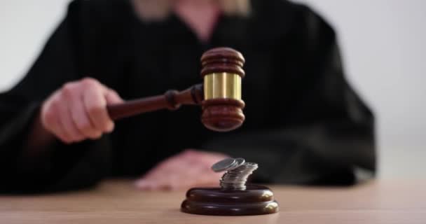 Martelo Juiz Com Moedas Torre Para Tomar Decisões Crimes Financeiros — Vídeo de Stock