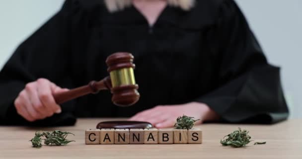 法官Gavel和干大麻留下字大麻在桌子上 法官对立法和大麻进行了猛烈抨击 — 图库视频影像