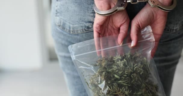 マリファナと手錠で女性を逮捕したジップロックバッグ 大麻の使用と人身売買に対する責任 — ストック動画