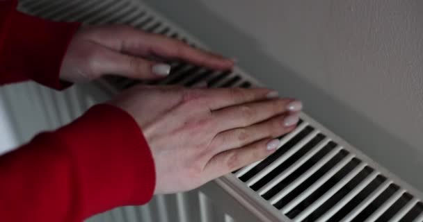 关掉暖气散热器和女性的手 水电费和人工暖气散热器 — 图库视频影像