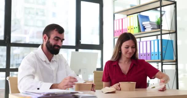 Atractiva Joven Mujer Hombre Disfrutando Comida Durante Almuerzo Oficina Empleada — Vídeos de Stock