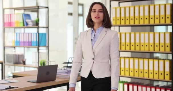 Başarılı Kendine Güvenen Güzel Bir Kadınının Portresi Modern Ofiste Kameraya — Stok video