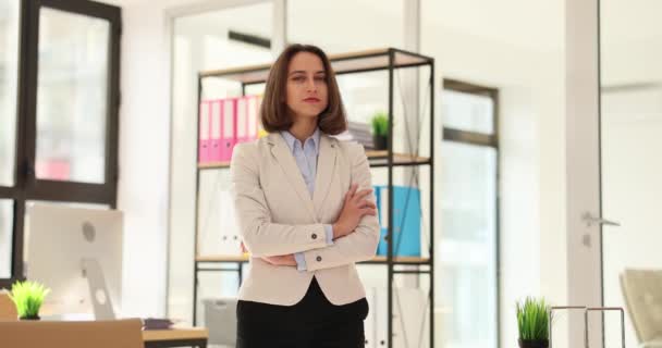 Lächelnde Schöne Geschäftsfrau Modernen Büro Porträt Eines Jungen Büroleiters Der — Stockvideo