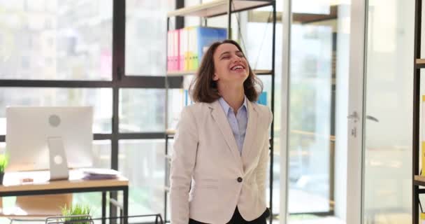 Zmotywowana Bizneswoman Tańcząca Biurze Świętująca Sukces Happy Friendly Manager Zabawy — Wideo stockowe