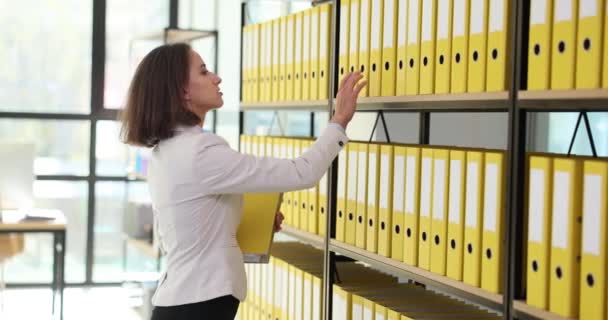 Sekretarka Bierze Żółty Folder Dokumentami Księgowymi Wiersza Archiwalnego Praca Dokumentacją — Wideo stockowe