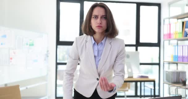 Geschäftsfrau Zerreißt Papiervertrag Und Feuert Angestellte Wütender Seo Schreit Büro — Stockvideo