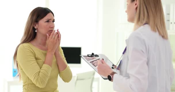 Gynecologist Consoles Upset Pregnant Woman Meeting Clinic Endocrinologist Reproductologist Calms — Stock Video