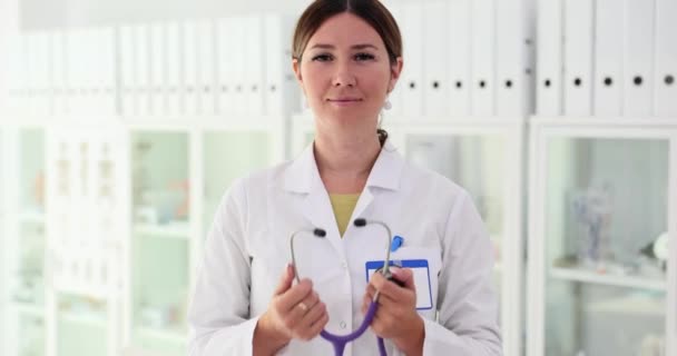 Dottoressa Mette Stetoscopio Piedi Clinica Fornire Assistenza Medica Assicurazione — Video Stock