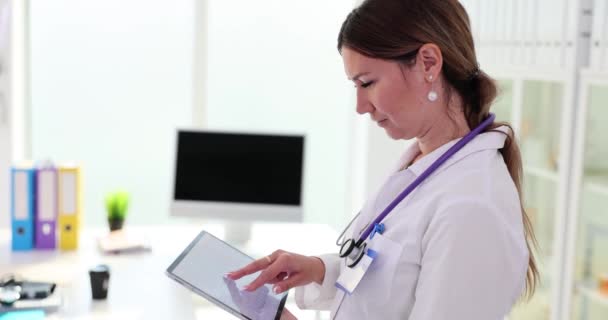 医生在临床上持有带心电图的数码平板电脑 心脏疾病的检查和治疗 — 图库视频影像