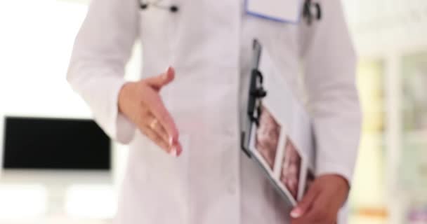 Nierozpoznawalna Lekarka Oferuje Uścisk Dłoni Podczas Spotkania Opieka Medyczna Ubezpieczenie — Wideo stockowe