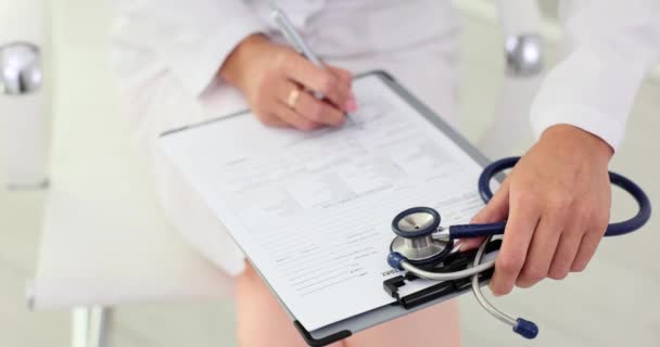 Mão Doutor Com Pena Escreve Relatório Médico Área Transferência Hospital — Vídeo de Stock