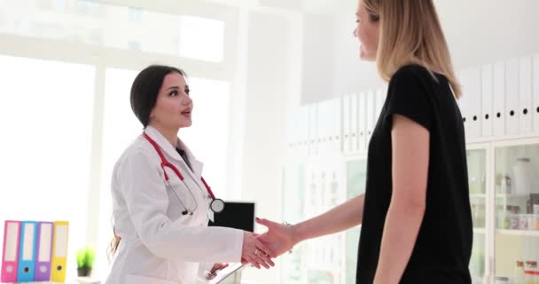 Consultation Par Poignée Main Femme Remerciant Médecin Rendez Vous Médical — Video
