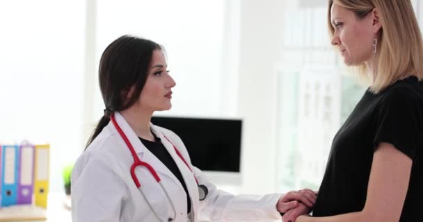 Orvos Beszél Szimpatizál Boldogtalan Női Beteggel Klinikán Egészségbiztosítás Segítségnyújtás — Stock videók