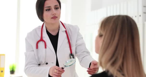 Läkaren Använder Förstoringsglas Och Undersöker Torr Hud Patient Vid Avtalad — Stockvideo