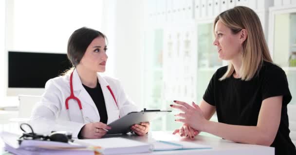 Mujer Paciente Habla Problemas Salud Médico Proporcionar Atención Médica Consulta — Vídeo de stock