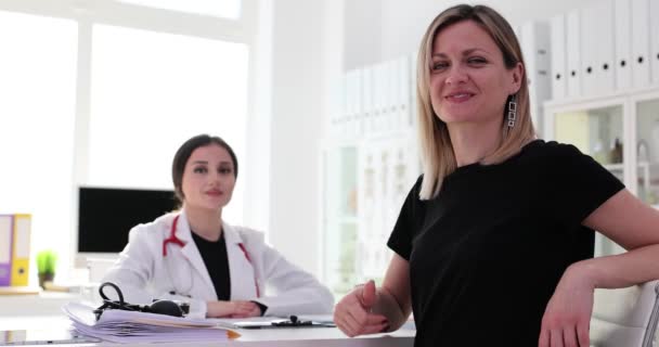 Kadını Eli Doktor Randevusunda Baş Parmağıyla Tamam Işareti Gösteriyor Yüksek — Stok video