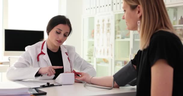 Kardiologe Mit Tonometer Misst Blutdruck Des Patienten Der Klinik Blutdruck — Stockvideo