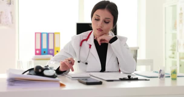 Doktor Vypočítá Náklady Lékařské Služby Pomocí Kalkulačky Zdravotní Pojištění — Stock video