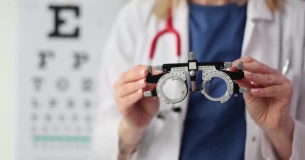Ophtalmologiste Tient Des Lunettes Dans Les Mains Pour Sélectionner Des — Video