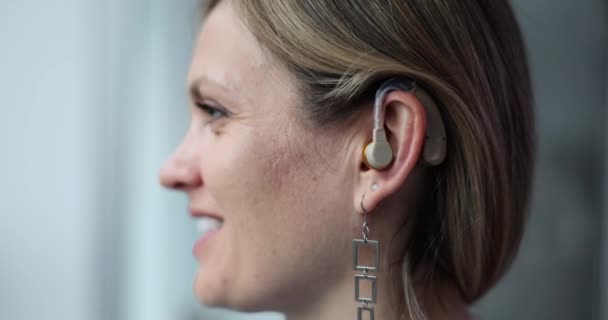 女性の耳の補聴器の閉鎖 大人の聴力問題 — ストック動画